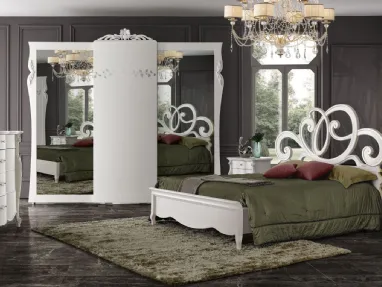 Camera matrimoniale completa in stile classico con letto contenitore e specchiera
