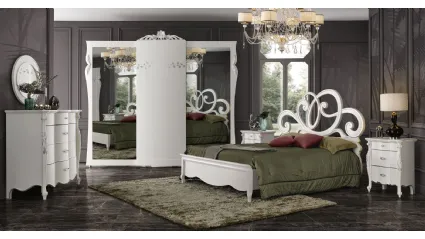 Camera matrimoniale completa in stile classico con letto contenitore e specchiera