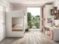 Cameretta per bambini moderna con letto a castello e contenitori integrati alla scaletta