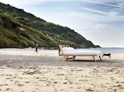 Letto noctis tolò matrimoniale disegnato dall'architetto Vittorio Prato, con testata in tessuto