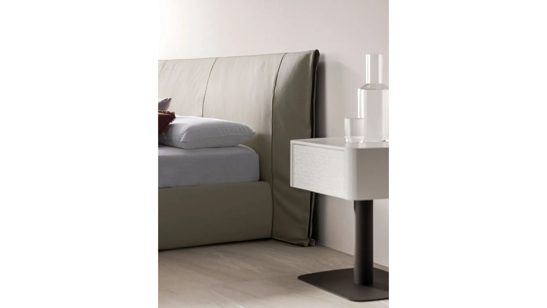 Letto orme modello lavinia 160x200 con giroletto e testiera imbottiti, comodo ed elegante