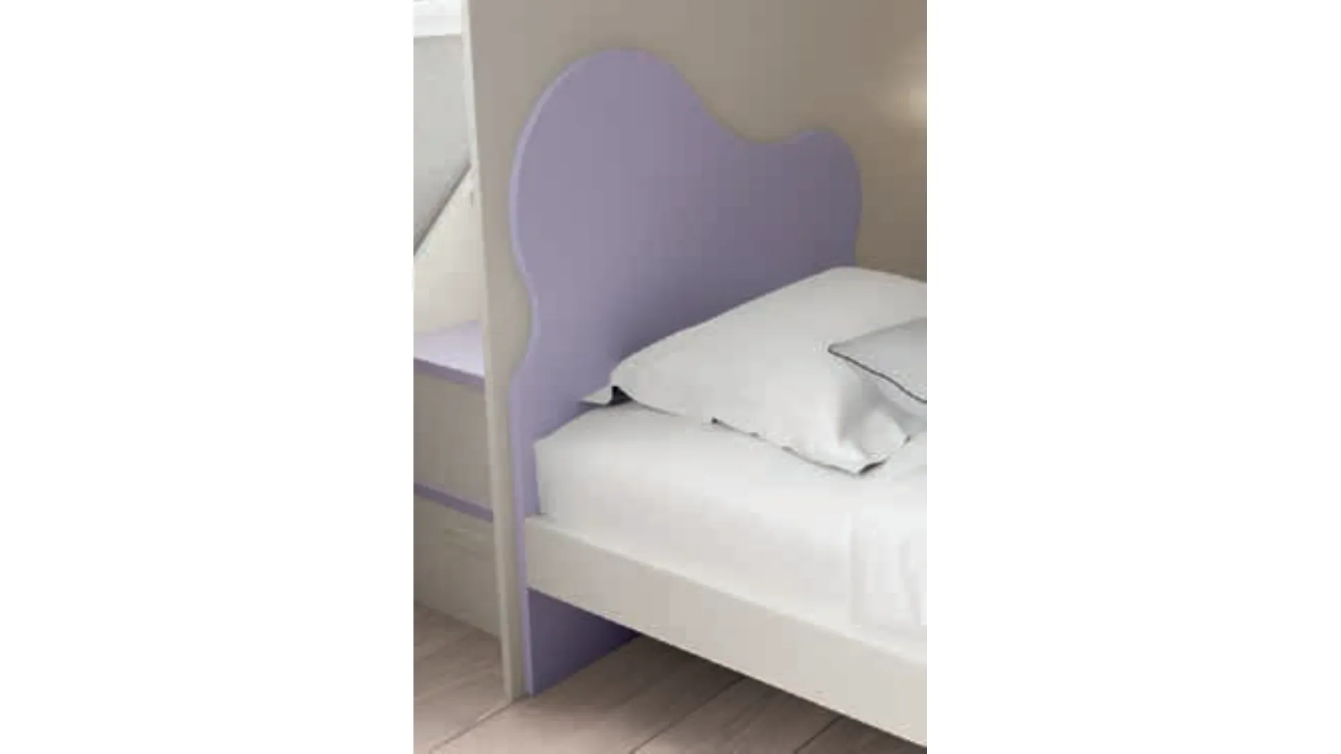 Letto singolo con testiera e piedini sagomati, realizzato con materiali di qualità 205x90