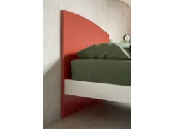 Letto singolo con testiera sagomata che richiama la forma di una vela, finiture personalizzabili 205x90