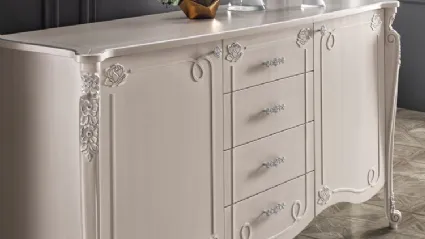 Soggiorno Classico composto da credenza a 2 ante, tavolo con allunghe e sedie eleganti