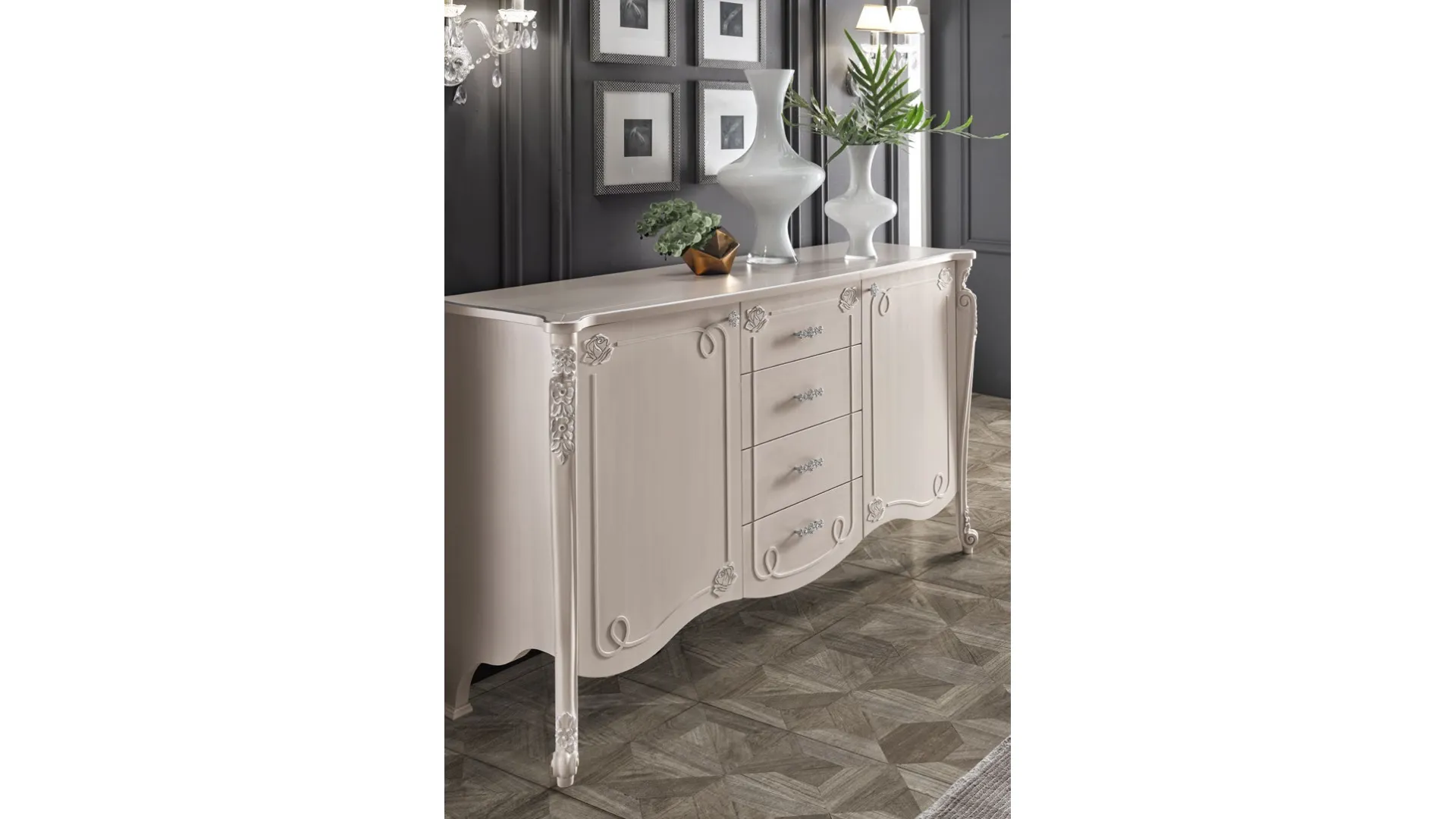 Soggiorno Classico composto da credenza a 2 ante, tavolo con allunghe e sedie eleganti